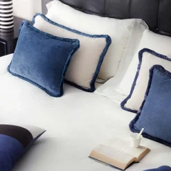Cuscino Happy Pillow in morbido velluto bianco e blu