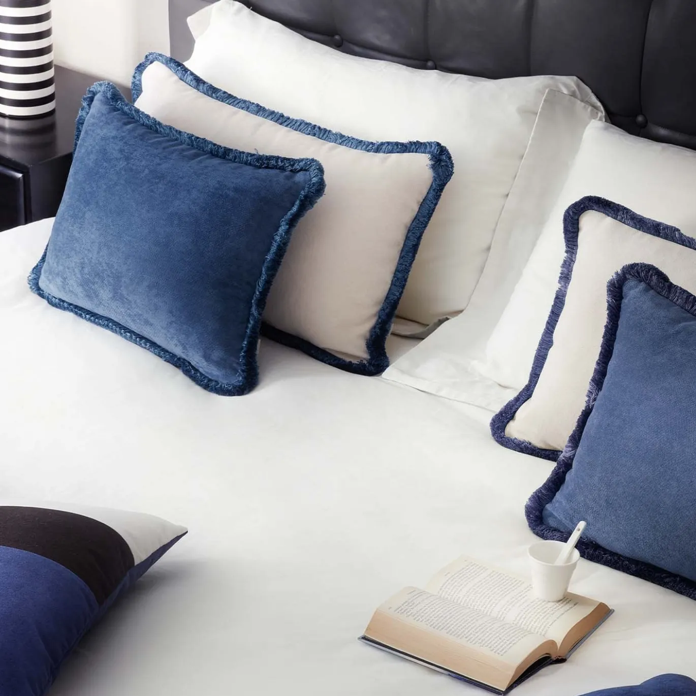 Cuscino Happy Pillow in morbido velluto bianco e blu