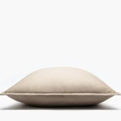 Cuscino in cashmere e seta beige con punto cavallo crema