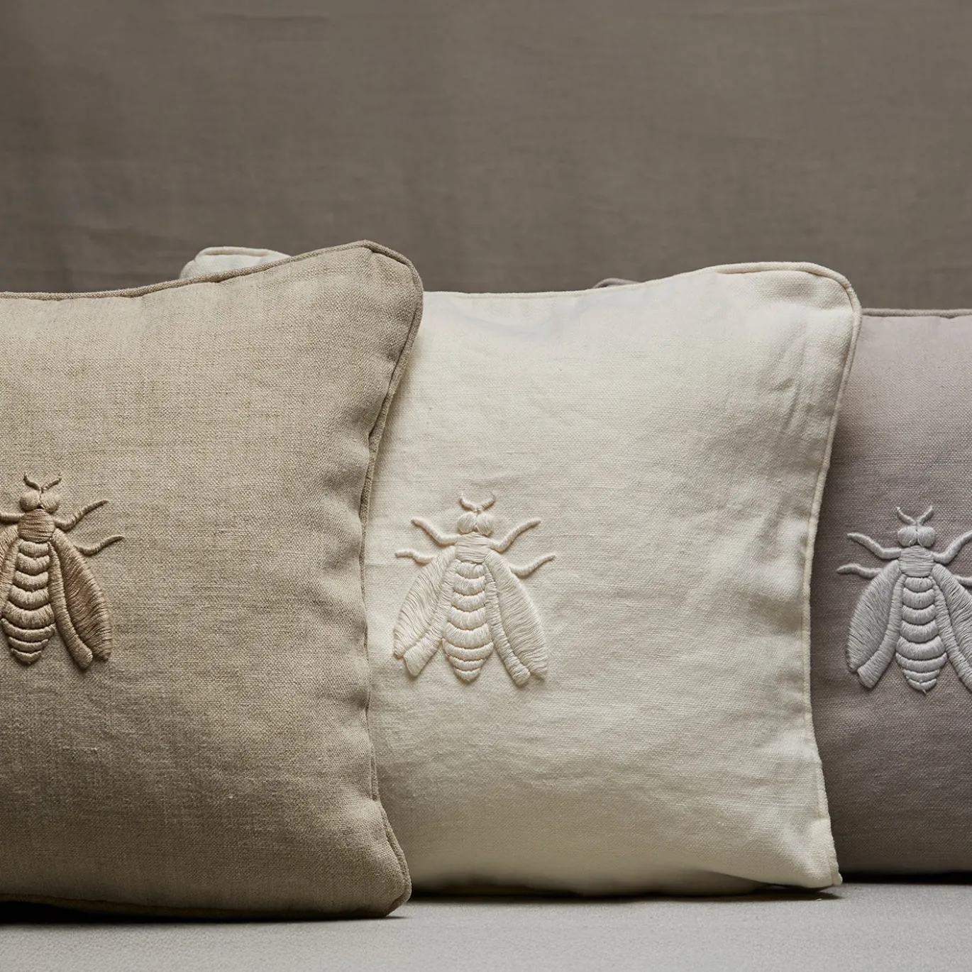 Cuscino in lino beige Natur Art con ricamo 3D di ape