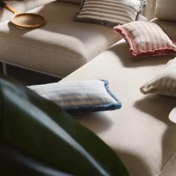 Cuscino in lino Happy a righe bianche e azzurre