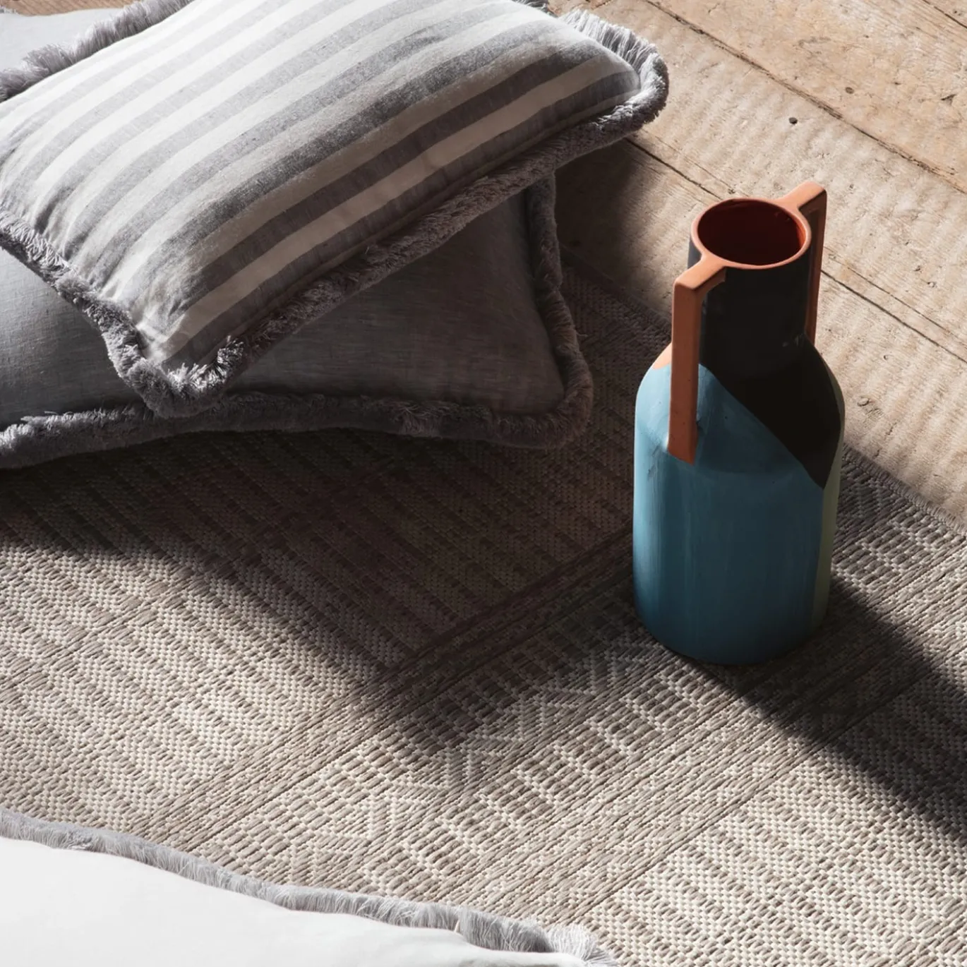 Cuscino in lino Happy bianco con frange grigie