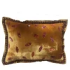 Cuscino in velluto con petali rosa