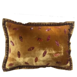 Cuscino in velluto con petali rosa