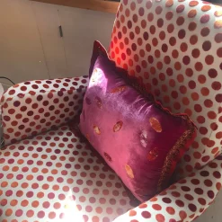 Cuscino in velluto con petali d'arancio