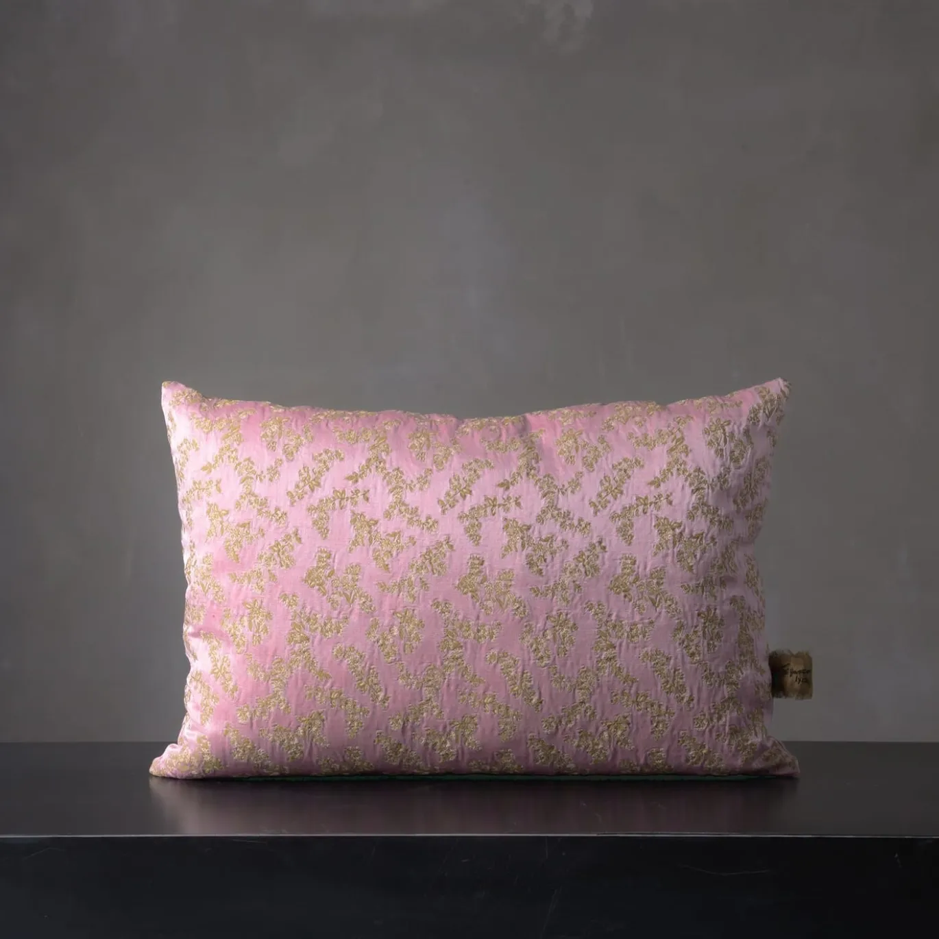 Cuscino Ledbetter rettangolare floreale rosa e oro