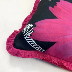 Cuscino quadrato con frange Black Flower di Carlo Rampazzi