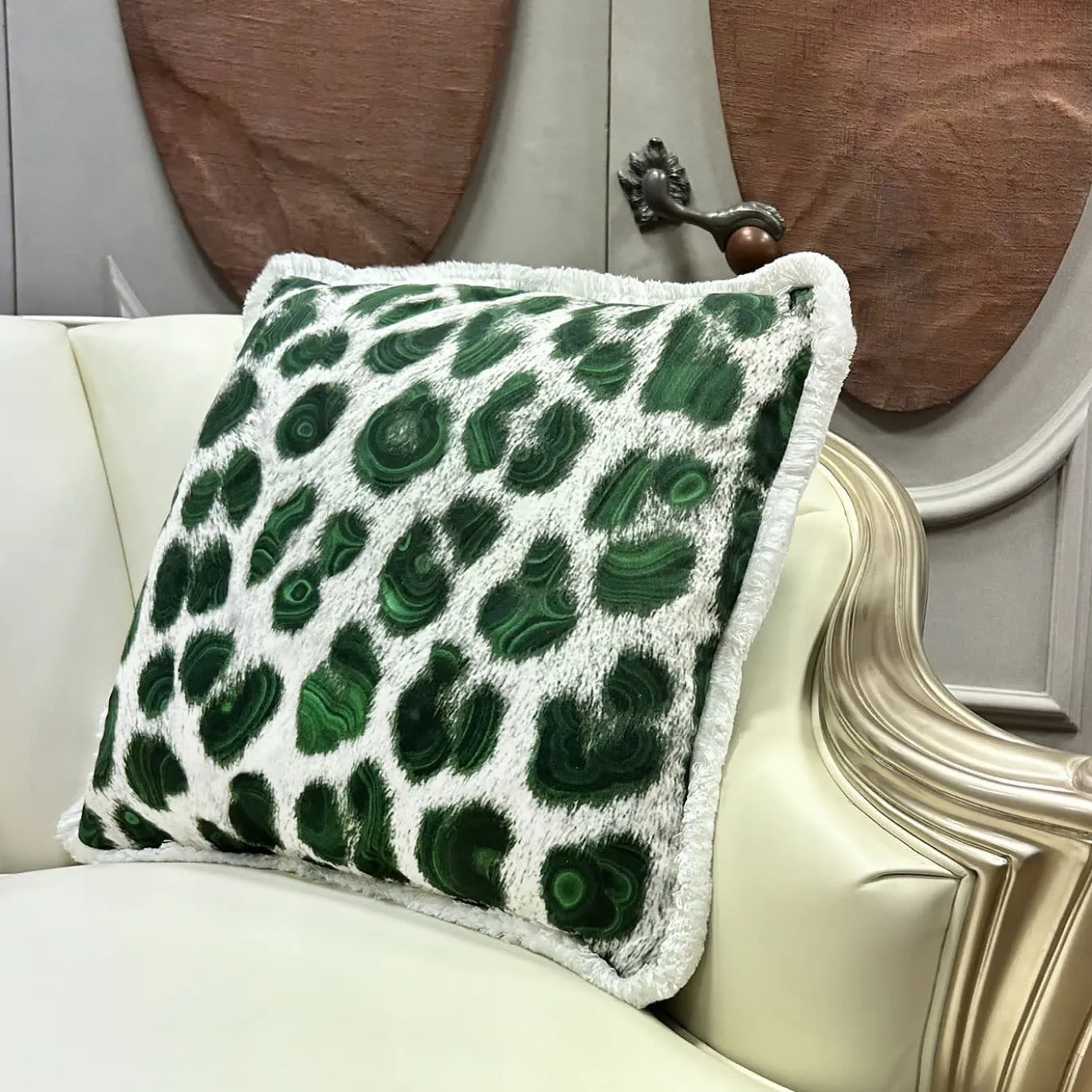 Cuscino quadrato con frange Spotted Malachite di Carlo Rampazzi