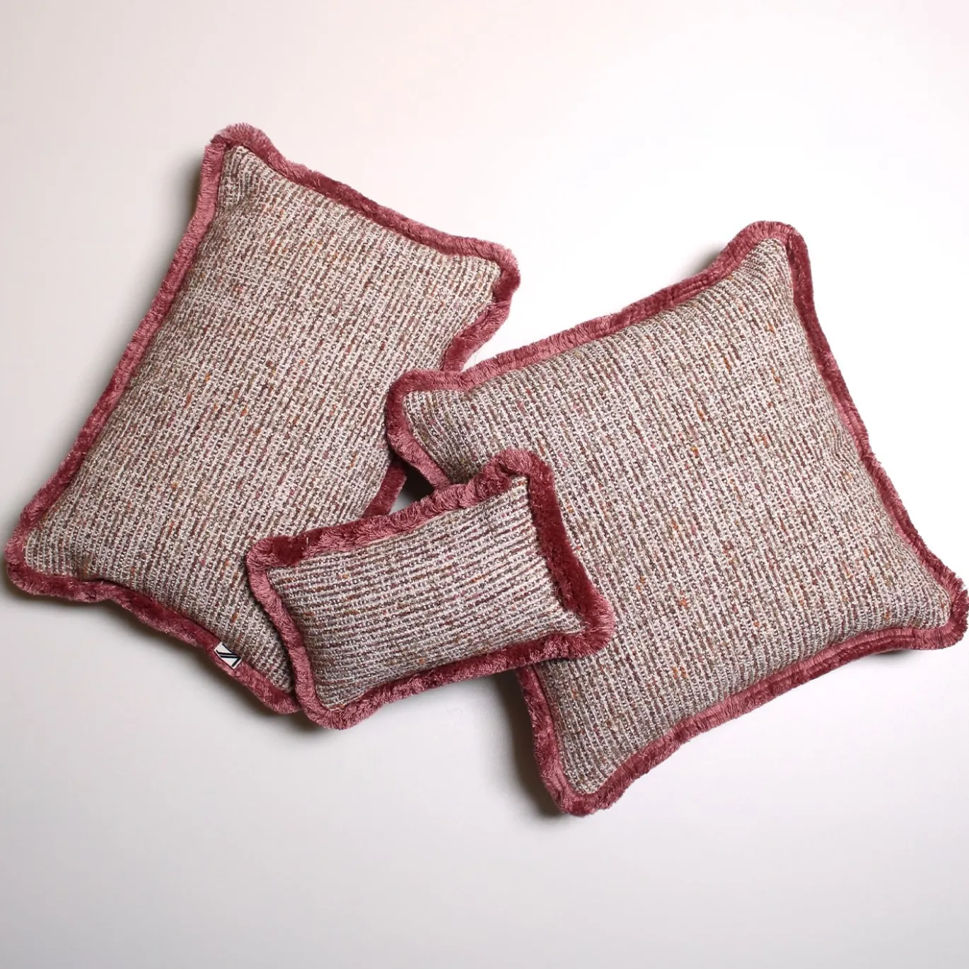 Cuscino Quadrato in Bouclé Rosa con Frange