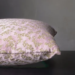 Cuscino quadrato Ledbetter in jacquard floreale rosa e oro