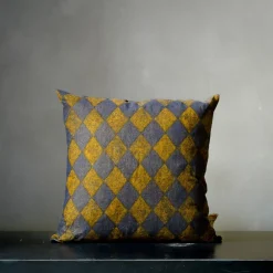 Cuscino quadrato Pungitopo in velluto blu e giallo con motivo a diamante