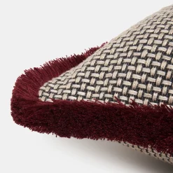 Cuscino rettangolare beige con frange bordeaux