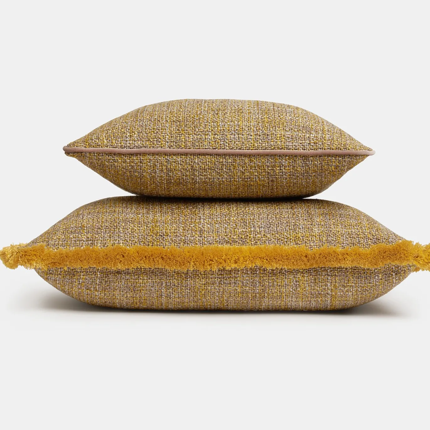 Cuscino rettangolare con frange gialle