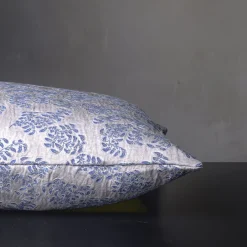 Cuscino rettangolare in jacquard blu e argentato con motivo floreale Murcia