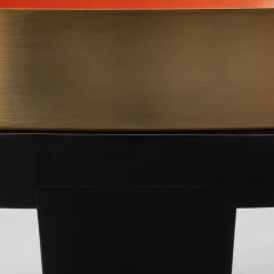Dati Un tavolino rosso
