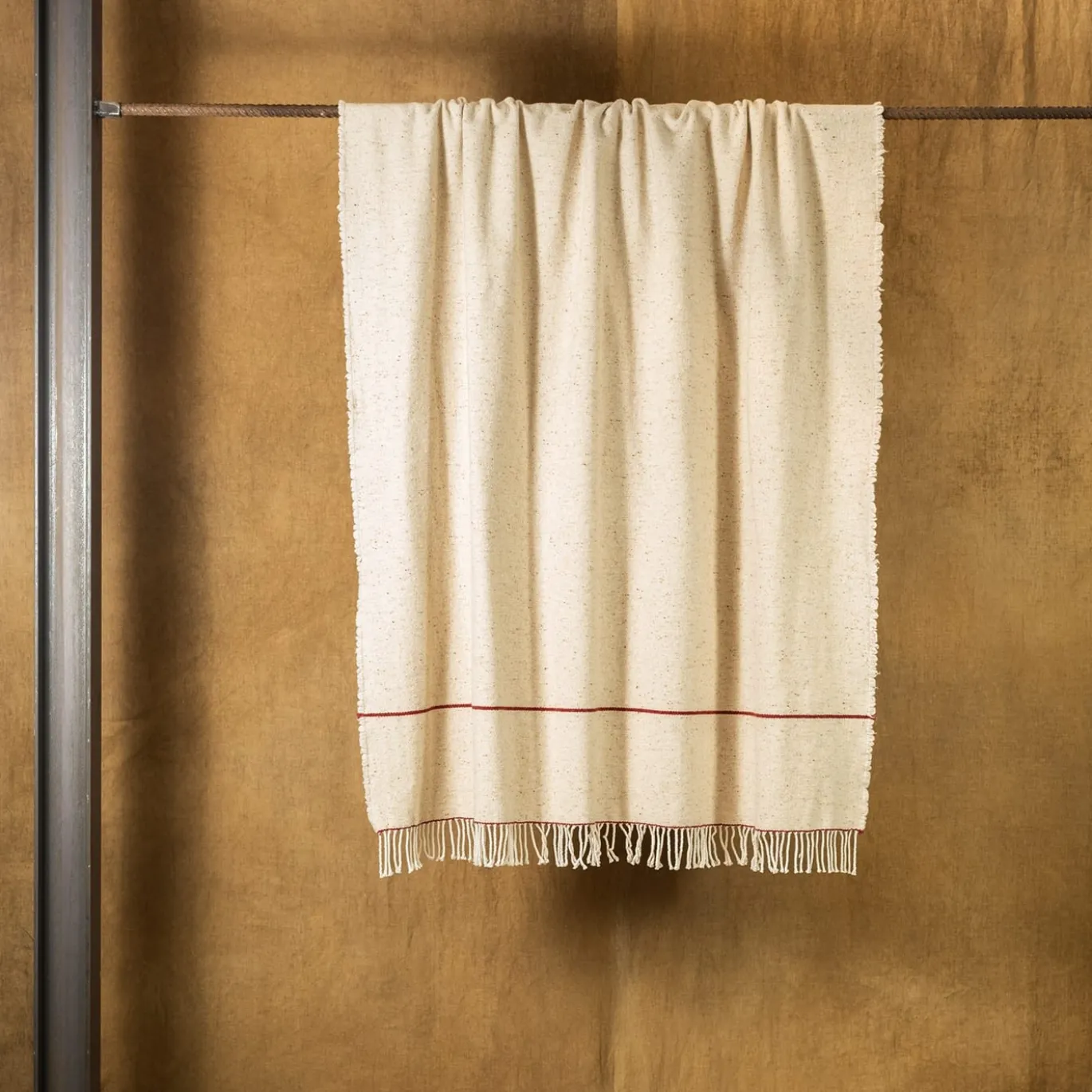 Dimensioni Coperta beige con frange