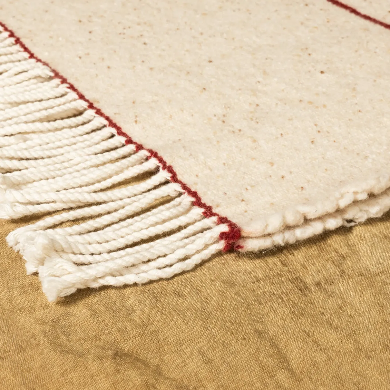 Dimensioni Coperta beige con frange