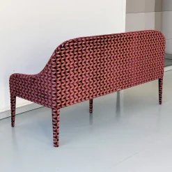 Divanetto Elisabetta in velluto con motivo geometrico di Davide Barzaghi