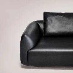 Divano angolare modulare Naxos in borgogna di Ludovica + Roberto Palomba