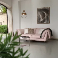 Divano a 2.5 posti Casquet Rosa Ortensia di DDP Studio