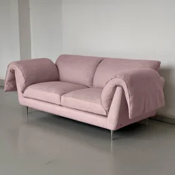 Divano a 2.5 posti Casquet Rosa Ortensia di DDP Studio