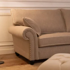 Divano Borghese beige a due posti