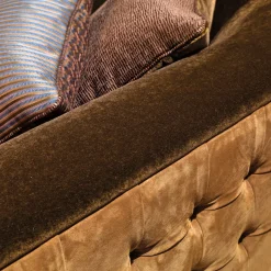 Divano Capitonné in velluto mohair e pelle scamosciata