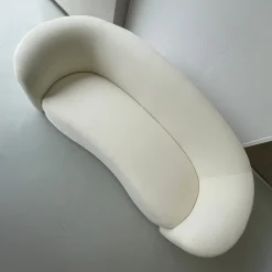 Divano curvo Luca in velluto bianco di Davide Barzaghi