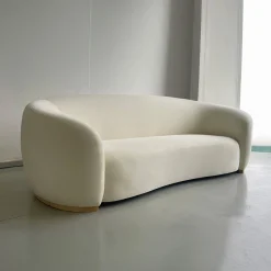 Divano curvo Luca in velluto bianco di Davide Barzaghi