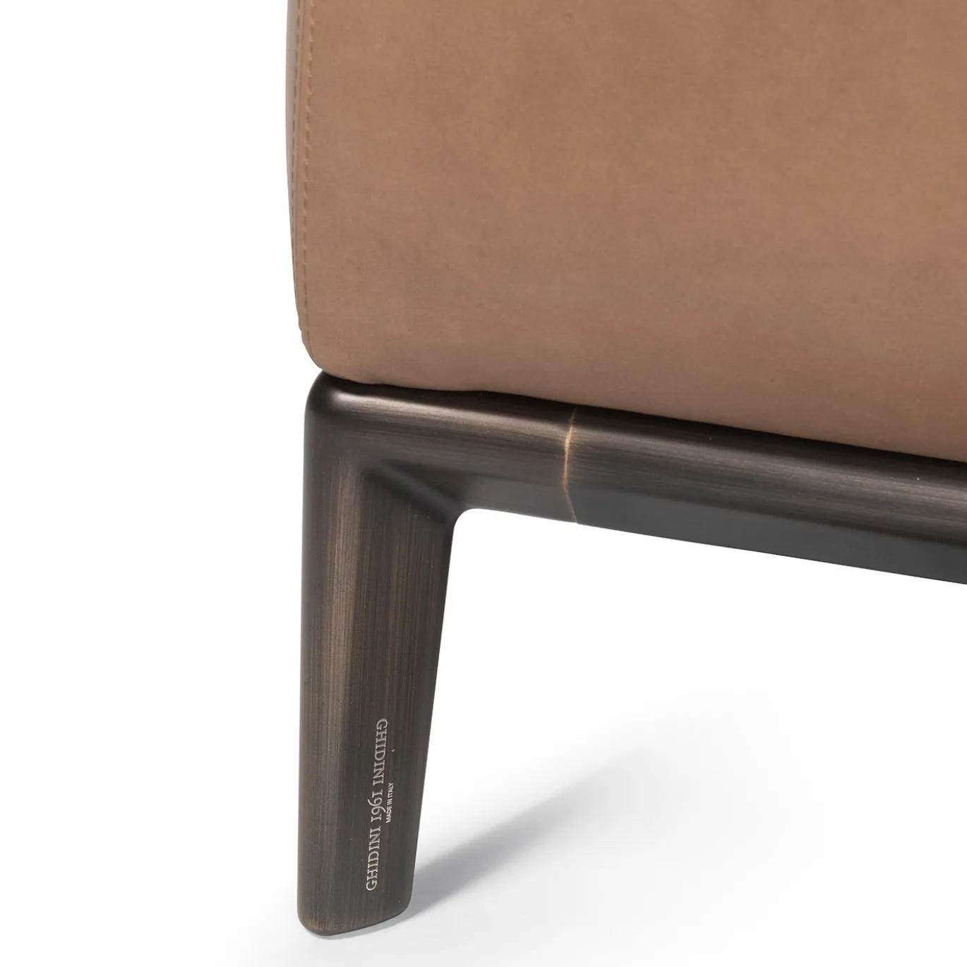 Divano in pelle marrone Milo di Stefano Giovannoni