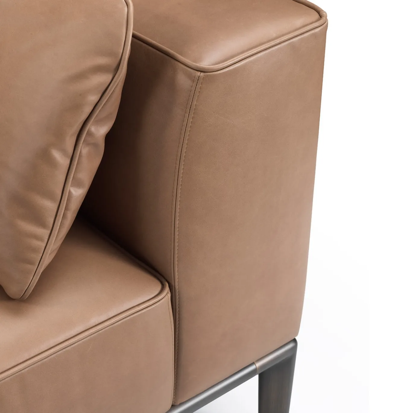 Divano in pelle marrone Milo di Stefano Giovannoni