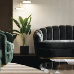 Divano in velluto grigio Nest con base in bronzo