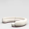 Divano modulare Yamata Curved bouclè pearl bush e legno lucido bordeaux di Artefatto Design Studio