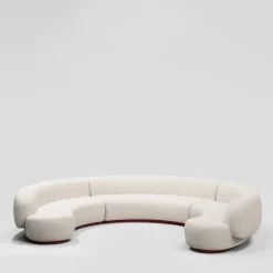 Divano modulare Yamata Curved bouclè pearl bush e legno lucido bordeaux di Artefatto Design Studio