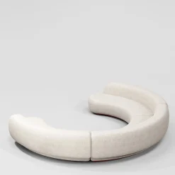 Divano modulare Yamata Curved bouclè pearl bush e legno lucido bordeaux di Artefatto Design Studio
