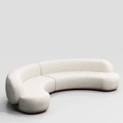 Divano modulare Yamata Curved Pearl Bush bouclé e legno lucido bordeaux di Artefatto Design Studio