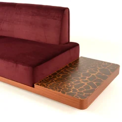 Divano Wild Side Curved Red Wine con tavolo di Lorenza Bozzoli
