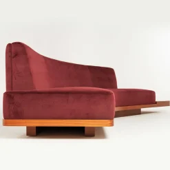 Divano Wild Side Curved Red Wine con tavolo di Lorenza Bozzoli