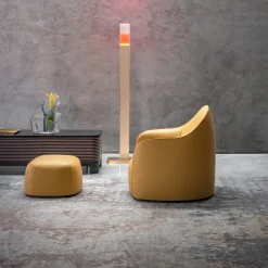 Dolce set di poltrona e pouf senape di Elisa Giovannoni