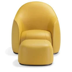 Dolce set di poltrona e pouf senape di Elisa Giovannoni