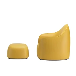 Dolce set di poltrona e pouf senape di Elisa Giovannoni
