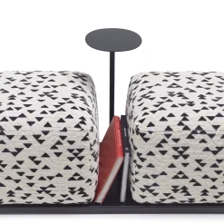Doppio Pouf bianco e nero Bon Bon con tavolino da caffè