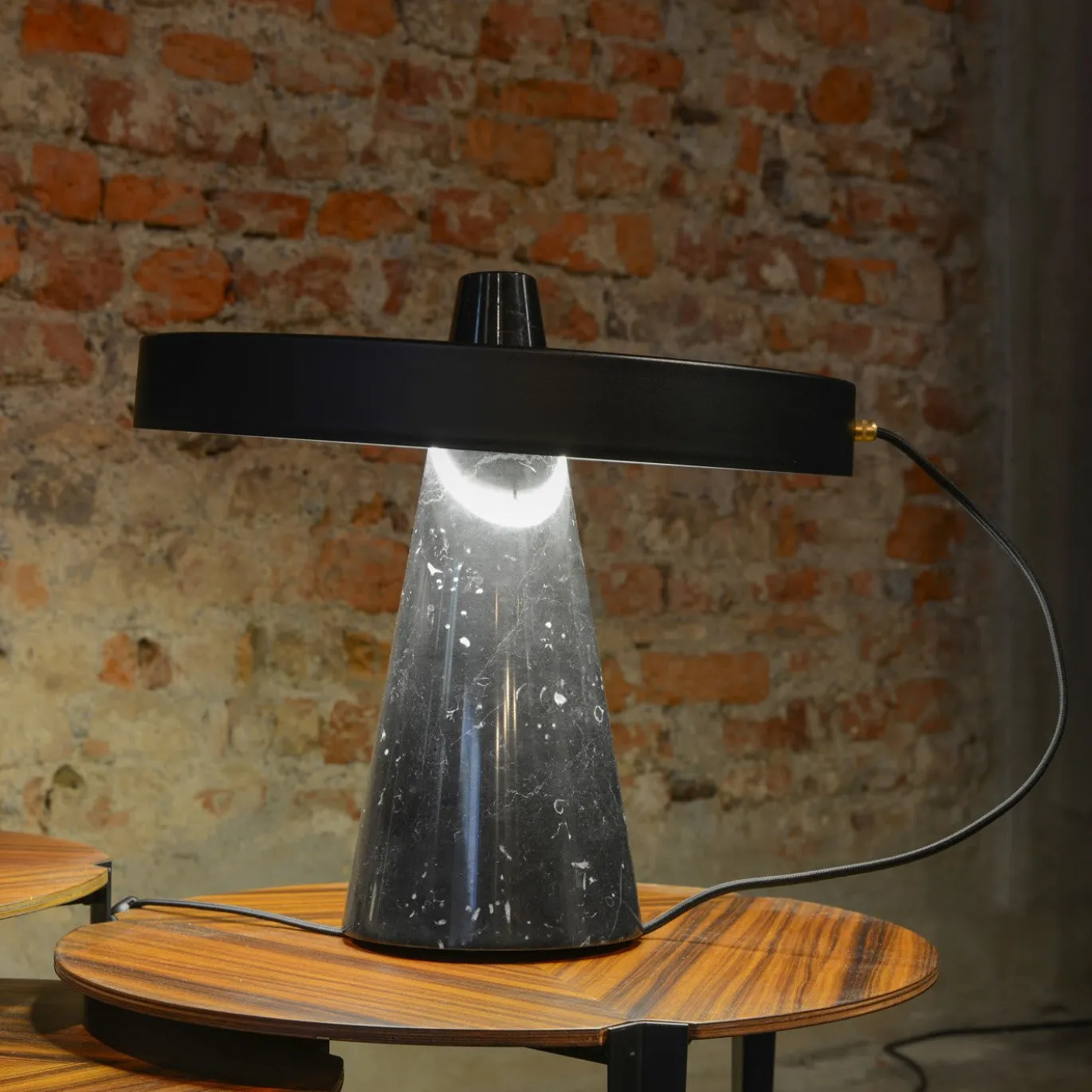 Ed039 Lampada da tavolo in ottone nero
