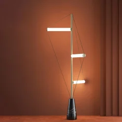 Ed047 Lampada da terra in ottone con base nera