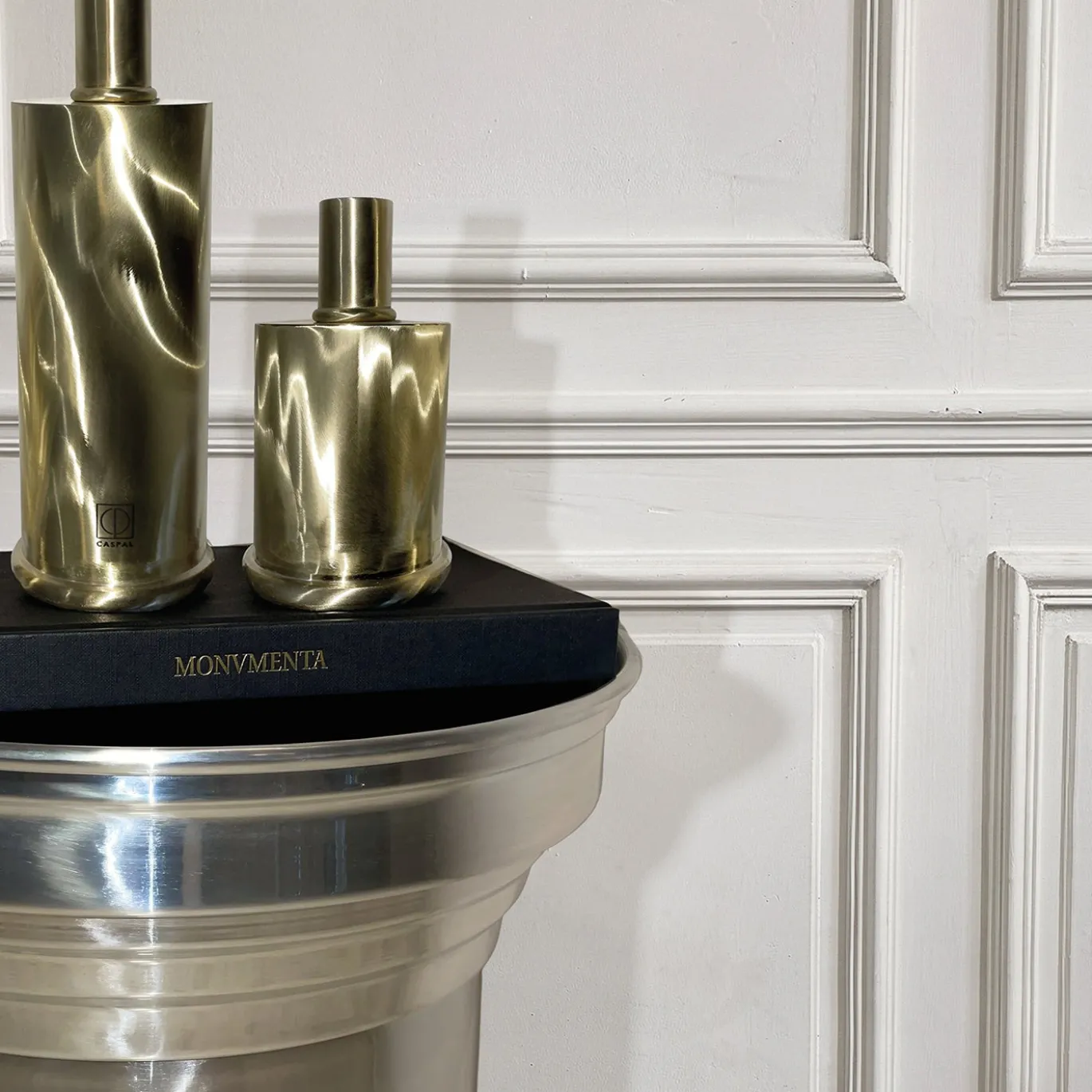 Elegante Portacandele Alto in Ottone Spazzolato