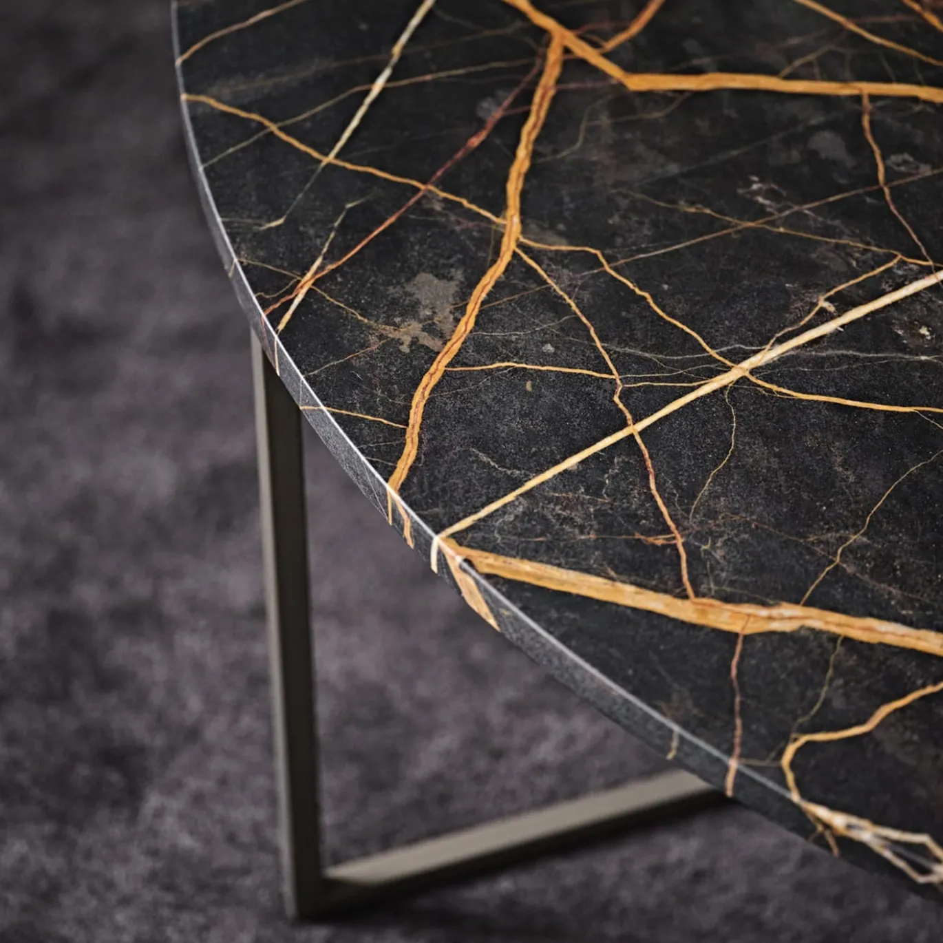Elliot 110 Elegante tavolino in pietra marrone e bronzo