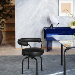 7 Fauteuil Tournant #1, di Charlotte Perriand/Collezione Lc - Struttura e pelle nera Cassina
