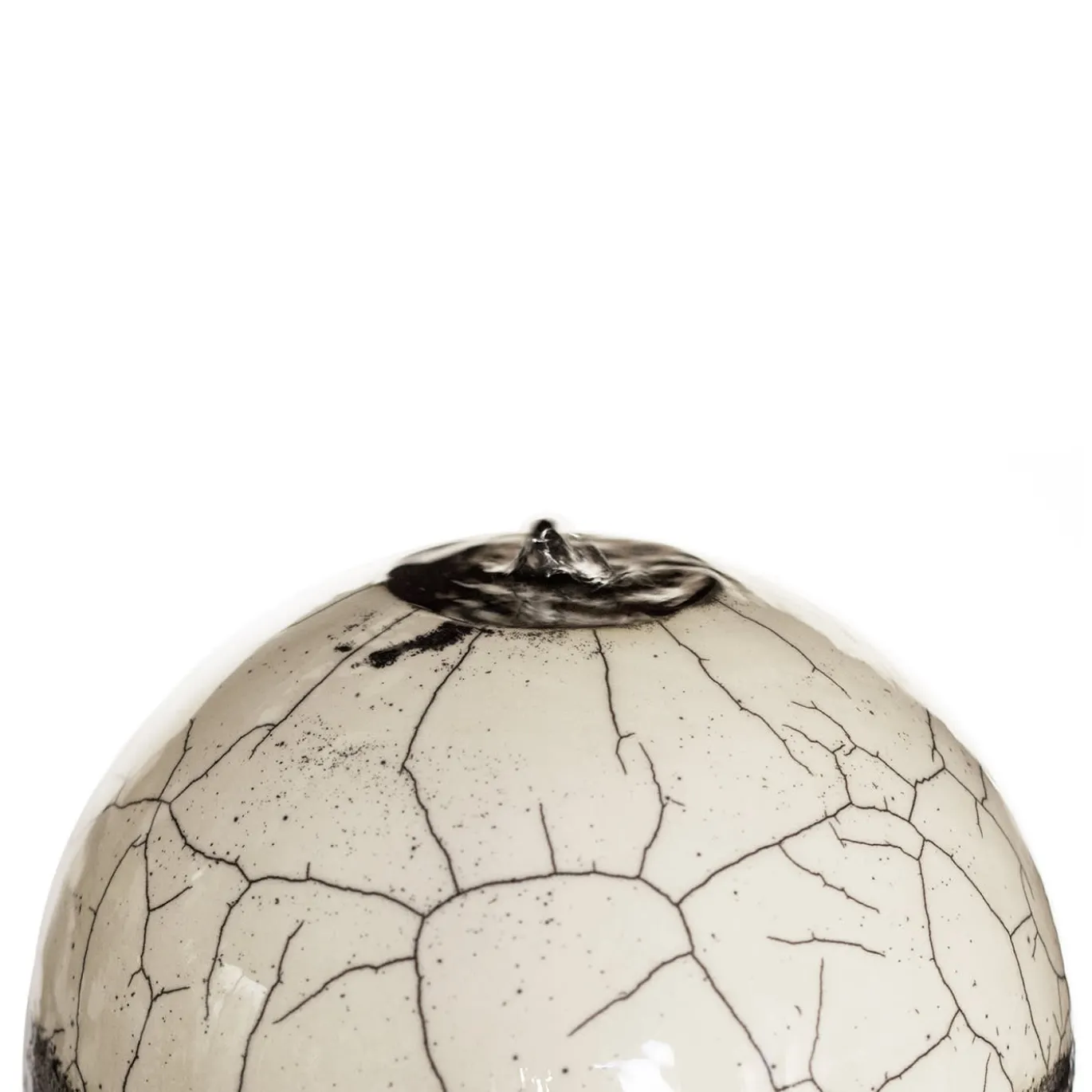Fontana moderna Genesi Globe in ceramica bianca e nera con effetto craquelé
