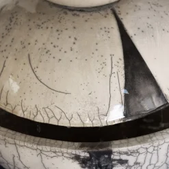 Fontana moderna Genesi Globe in ceramica bianca e nera con effetto craquelé