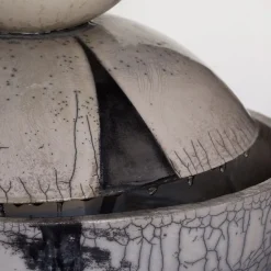 Fontana moderna Genesi Globe in ceramica bianca e nera con effetto craquelé